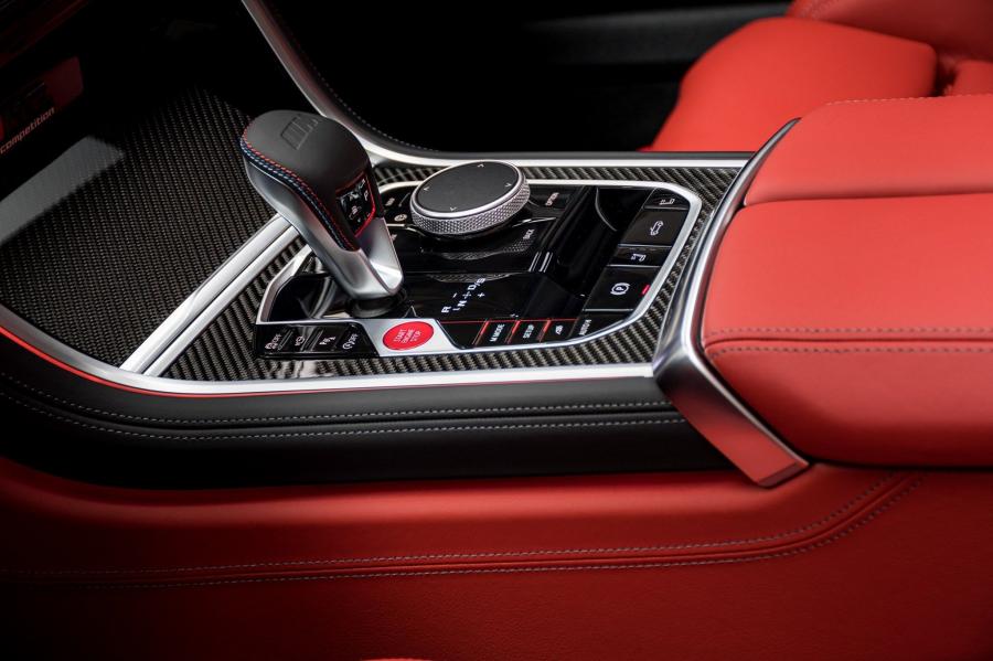 Детали интерьера BMW M8 Competition Convertible (F91) 2019 года  (фото 7 из 23)